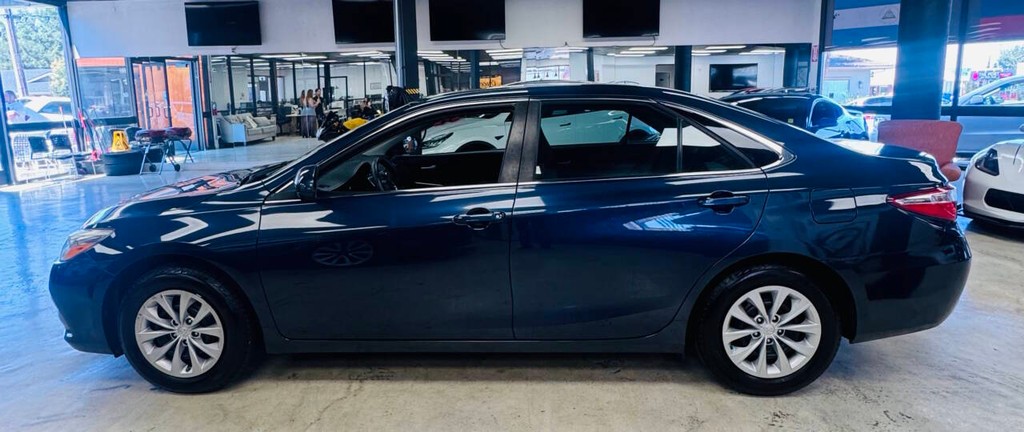 Toyota Camry Vehicle Full-screen Gallery Image 04