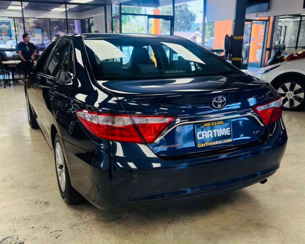 Toyota Camry Vehicle Full-screen Gallery Image 06