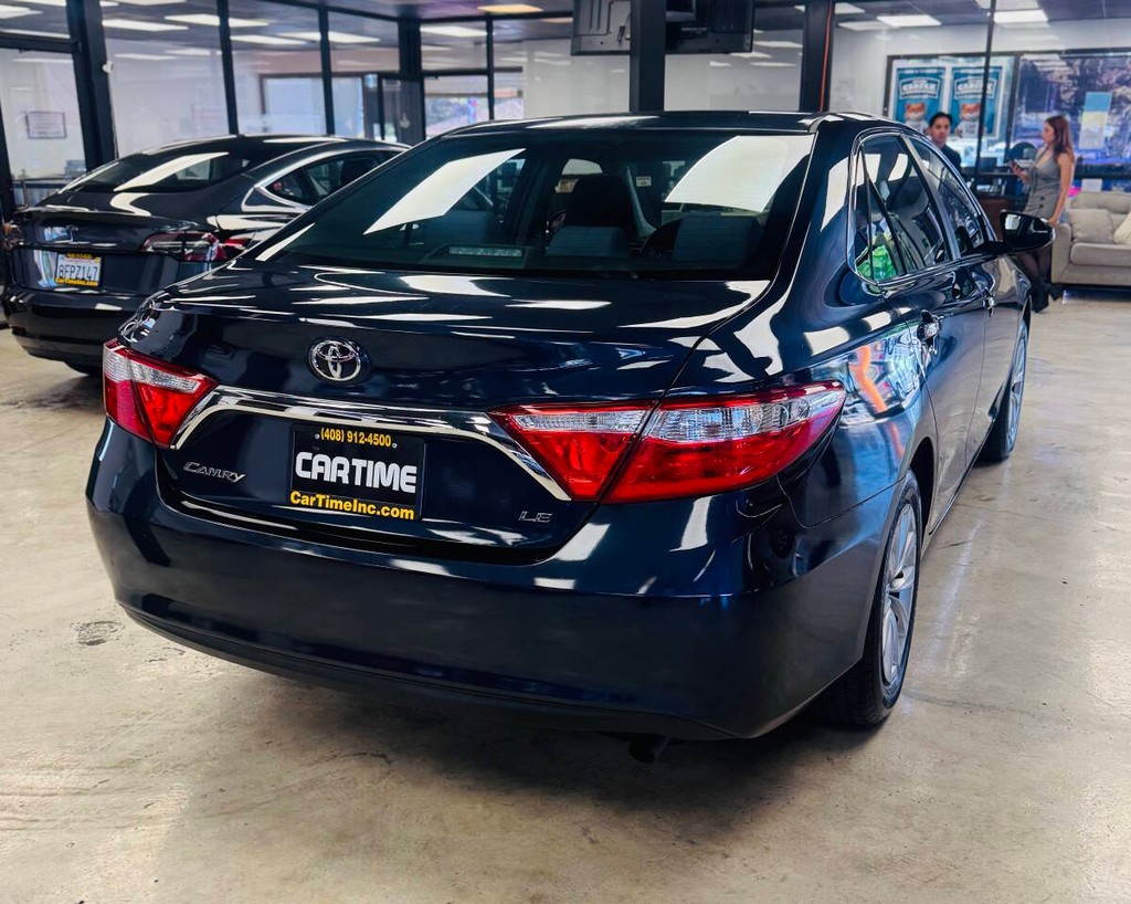 Toyota Camry Vehicle Full-screen Gallery Image 08