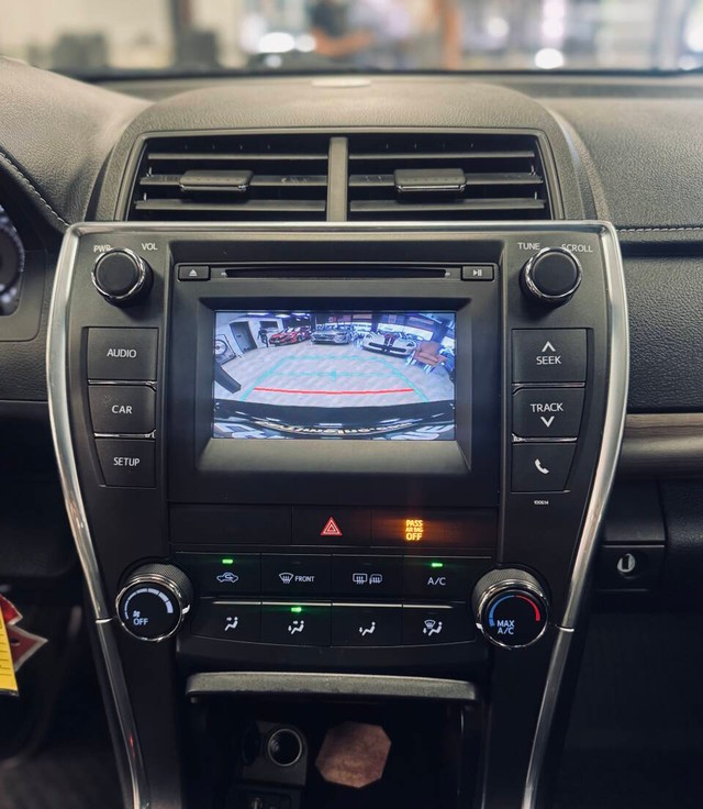 Toyota Camry Vehicle Full-screen Gallery Image 11