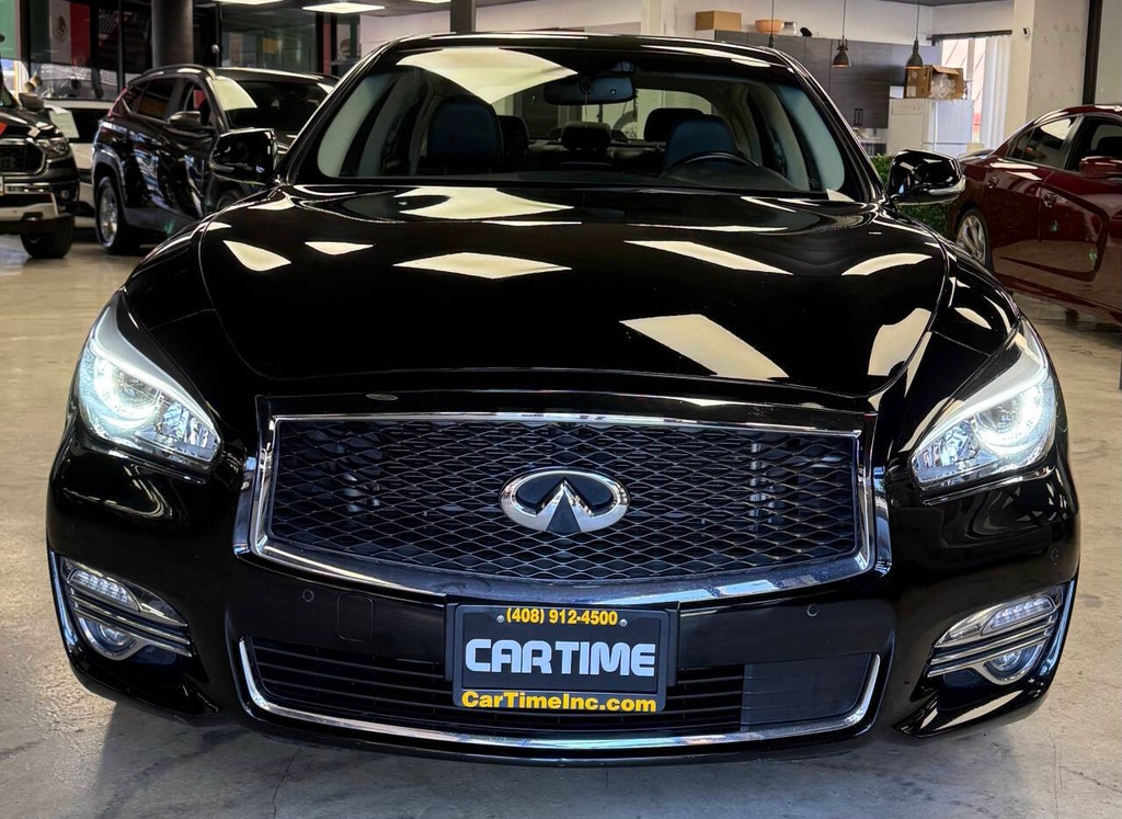 INFINITI Q70 Hybrid Vehicle Full-screen Gallery Image 02