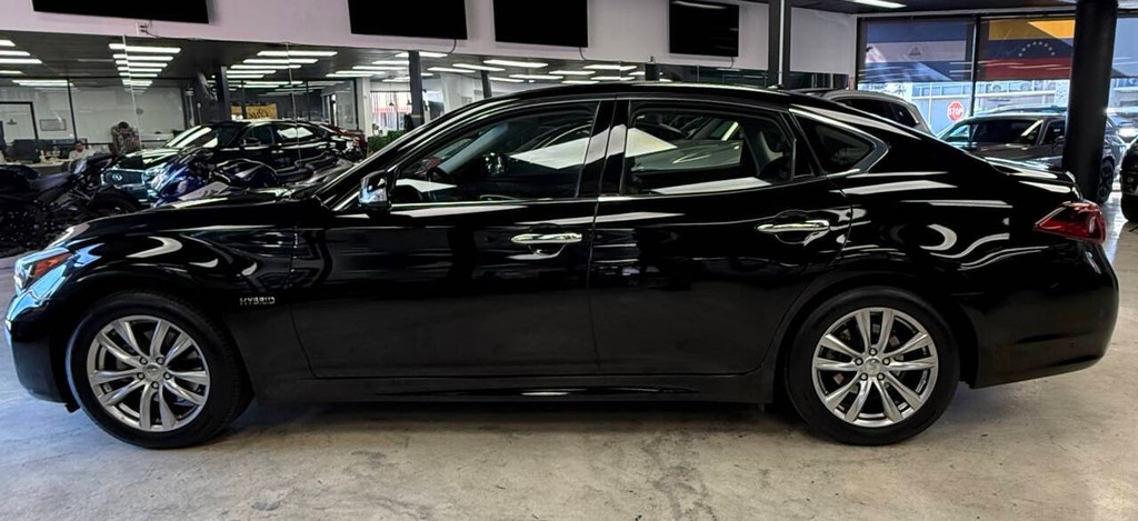 INFINITI Q70 Hybrid Vehicle Full-screen Gallery Image 04