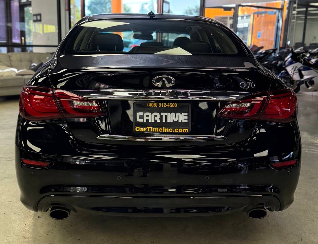 INFINITI Q70 Hybrid Vehicle Full-screen Gallery Image 07