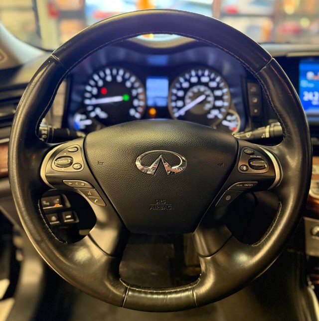 INFINITI Q70 Hybrid Vehicle Full-screen Gallery Image 13