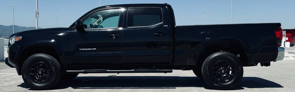 Toyota Tacoma 2WD Vehicle Full-screen Gallery Image 05