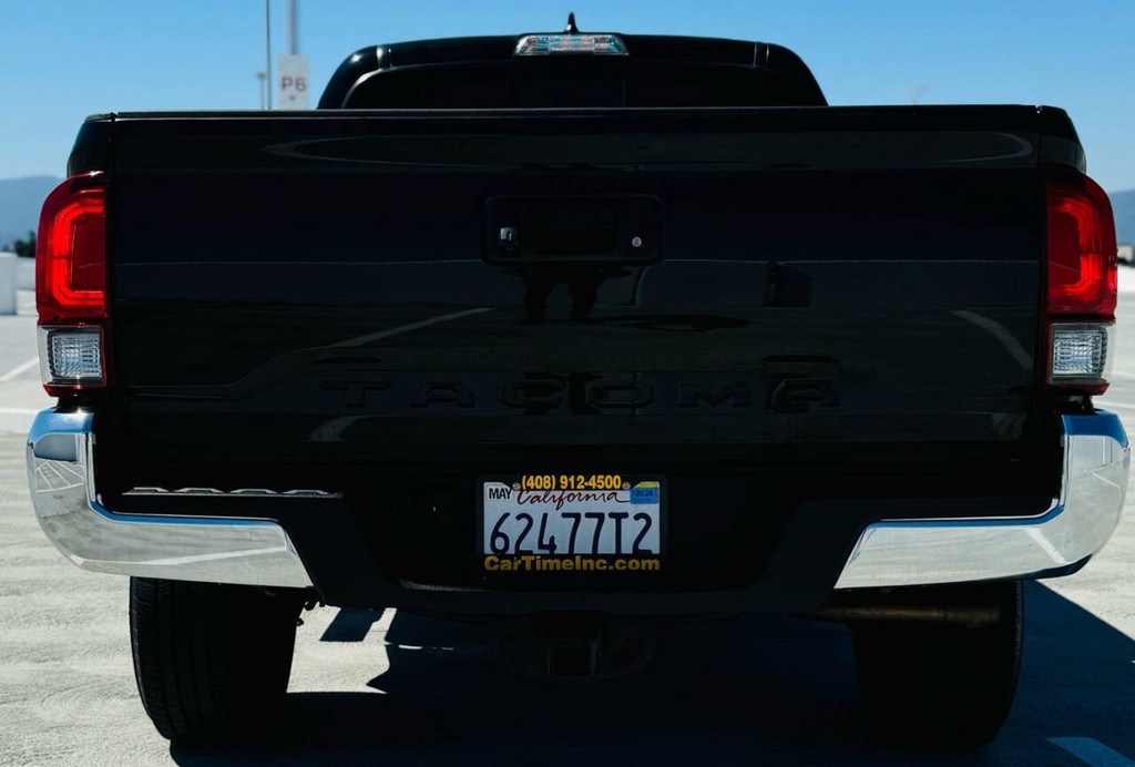 Toyota Tacoma 2WD Vehicle Full-screen Gallery Image 09