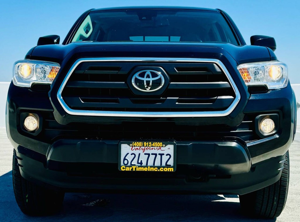 Toyota Tacoma 2WD Vehicle Full-screen Gallery Image 11