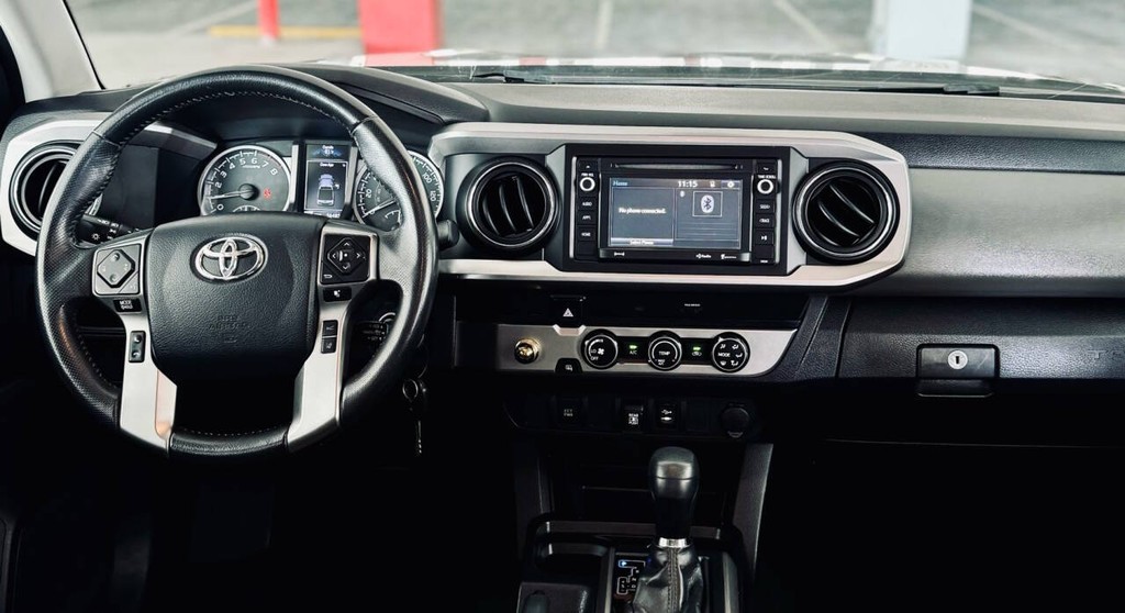 Toyota Tacoma 2WD Vehicle Full-screen Gallery Image 18