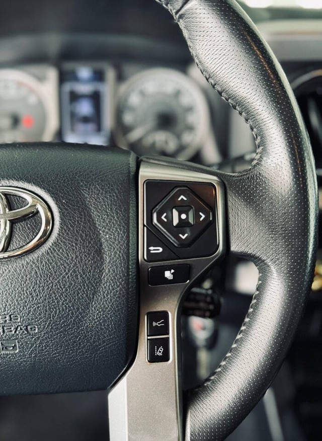 Toyota Tacoma 2WD Vehicle Full-screen Gallery Image 16