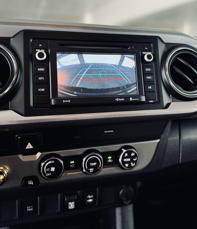 Toyota Tacoma 2WD Vehicle Full-screen Gallery Image 17