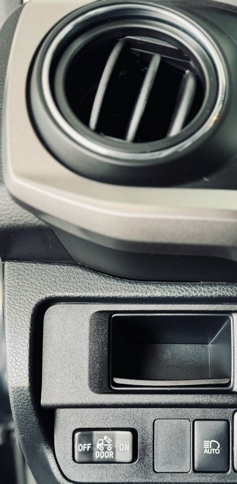 Toyota Tacoma 2WD Vehicle Full-screen Gallery Image 19