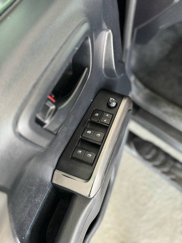 Toyota Tacoma 2WD Vehicle Full-screen Gallery Image 20