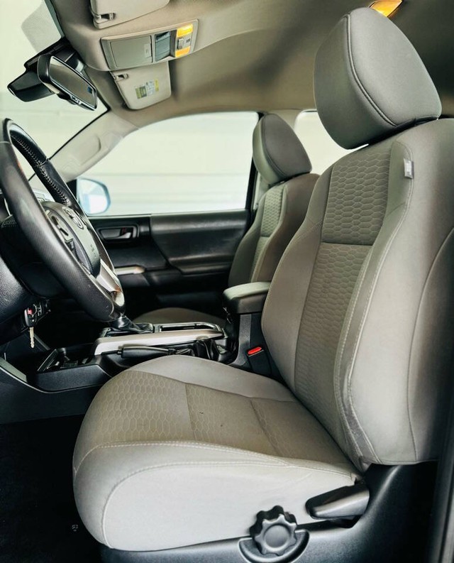 Toyota Tacoma 2WD Vehicle Full-screen Gallery Image 21