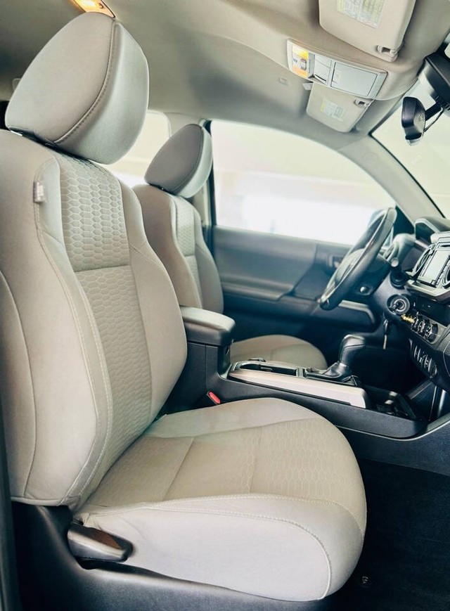 Toyota Tacoma 2WD Vehicle Full-screen Gallery Image 23