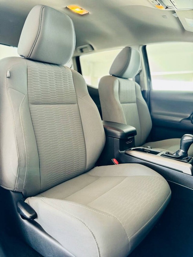 Toyota Tacoma 2WD Vehicle Full-screen Gallery Image 24