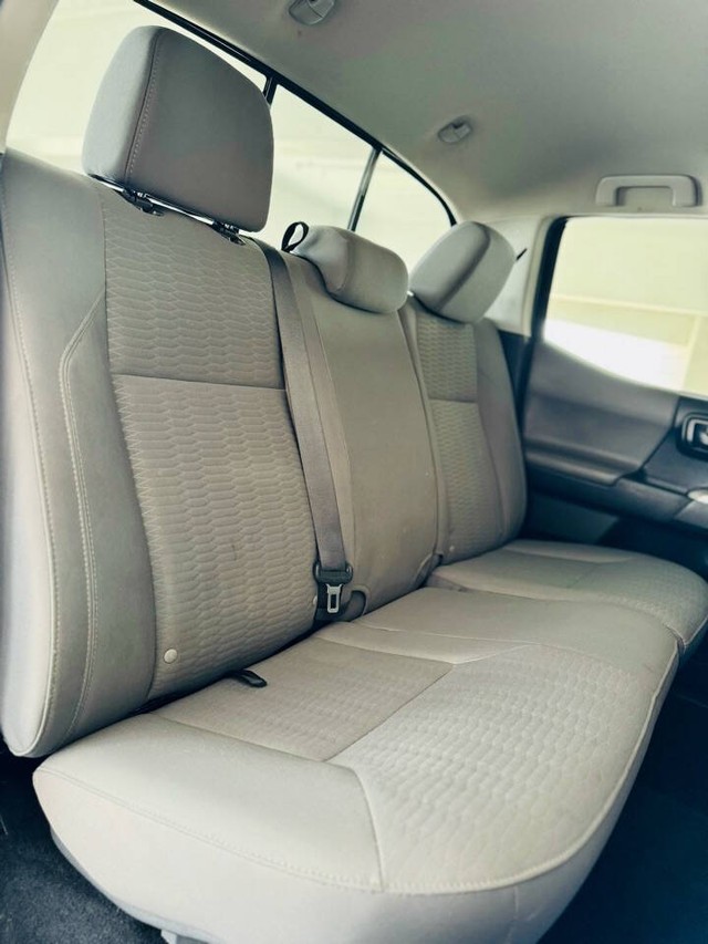 Toyota Tacoma 2WD Vehicle Full-screen Gallery Image 25