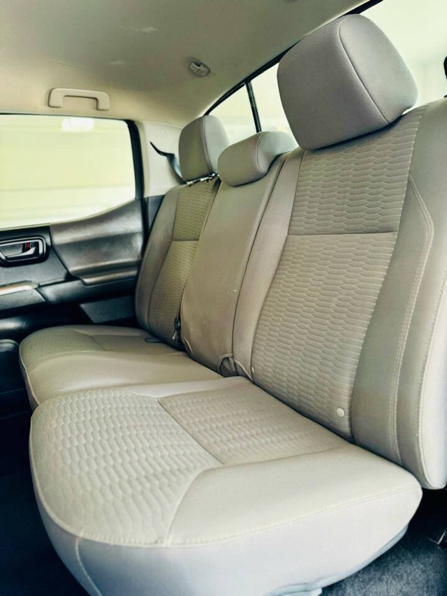 Toyota Tacoma 2WD Vehicle Full-screen Gallery Image 26