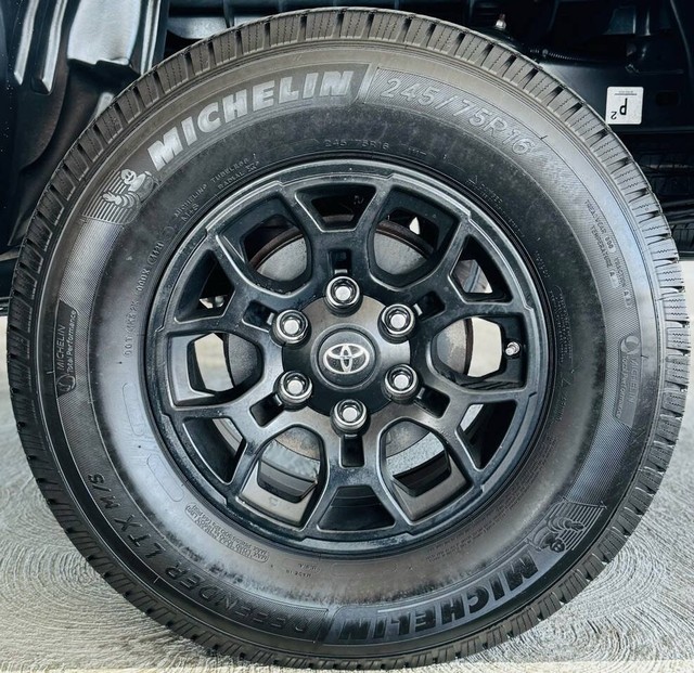 Toyota Tacoma 2WD Vehicle Full-screen Gallery Image 29