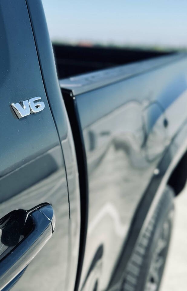 Toyota Tacoma 2WD Vehicle Full-screen Gallery Image 30