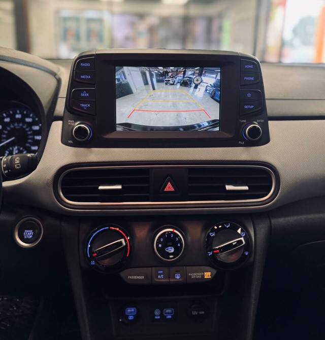 Hyundai Kona Vehicle Full-screen Gallery Image 12