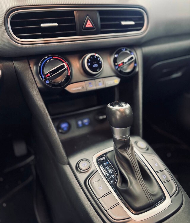 Hyundai Kona Vehicle Full-screen Gallery Image 13