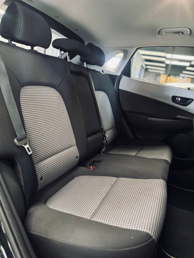 Hyundai Kona Vehicle Full-screen Gallery Image 16