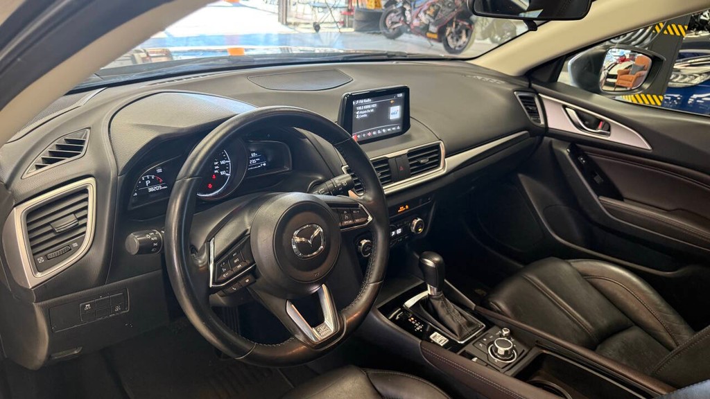 Mazda Mazda3 Hatchback Vehicle Full-screen Gallery Image 11