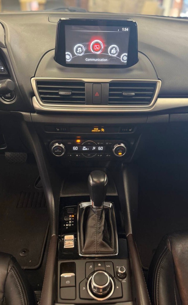 Mazda Mazda3 Hatchback Vehicle Full-screen Gallery Image 13