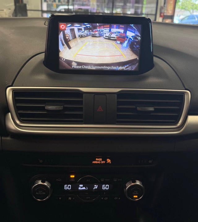 Mazda Mazda3 Hatchback Vehicle Full-screen Gallery Image 16