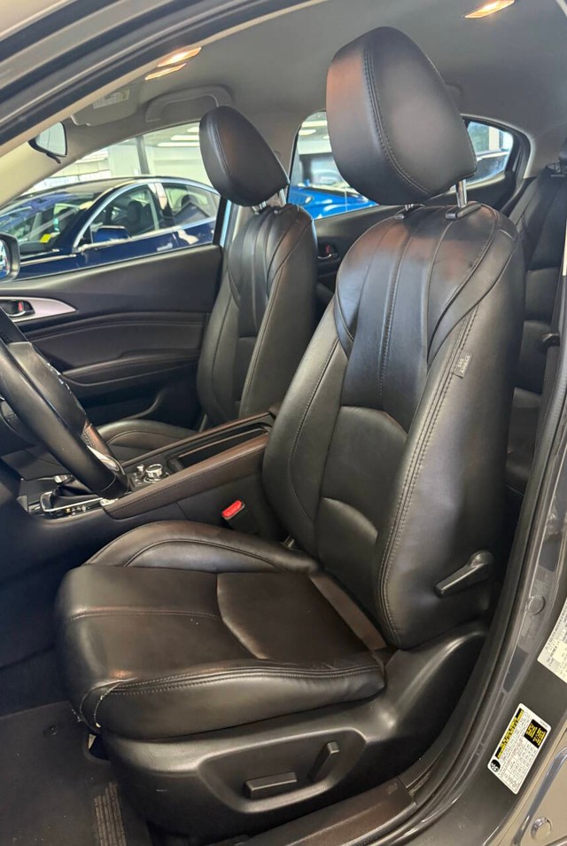 Mazda Mazda3 Hatchback Vehicle Full-screen Gallery Image 18