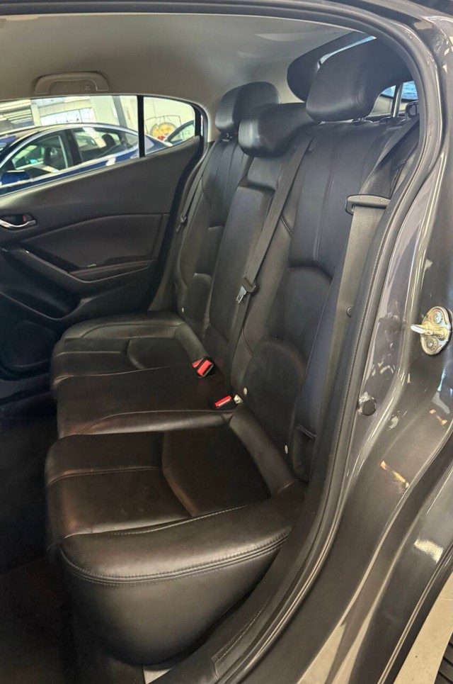 Mazda Mazda3 Hatchback Vehicle Full-screen Gallery Image 19