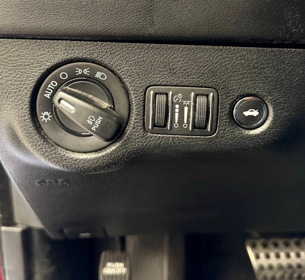 Dodge Charger Vehicle Full-screen Gallery Image 22