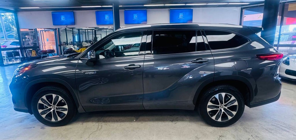 Toyota Highlander Hybrid Vehicle Full-screen Gallery Image 04
