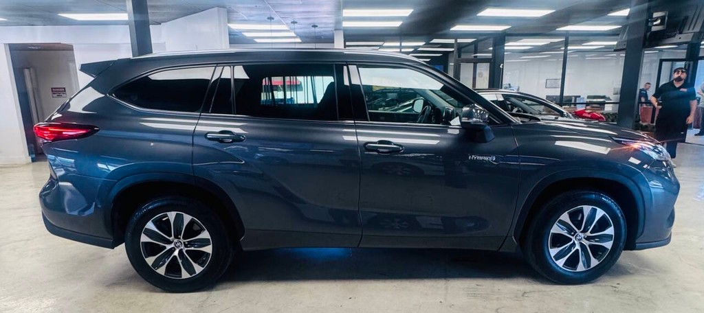 Toyota Highlander Hybrid Vehicle Full-screen Gallery Image 05