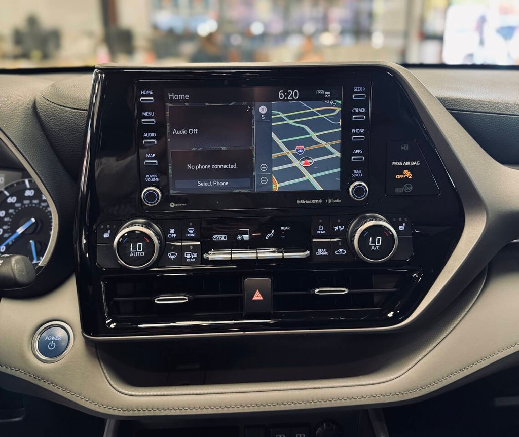 Toyota Highlander Hybrid Vehicle Full-screen Gallery Image 11