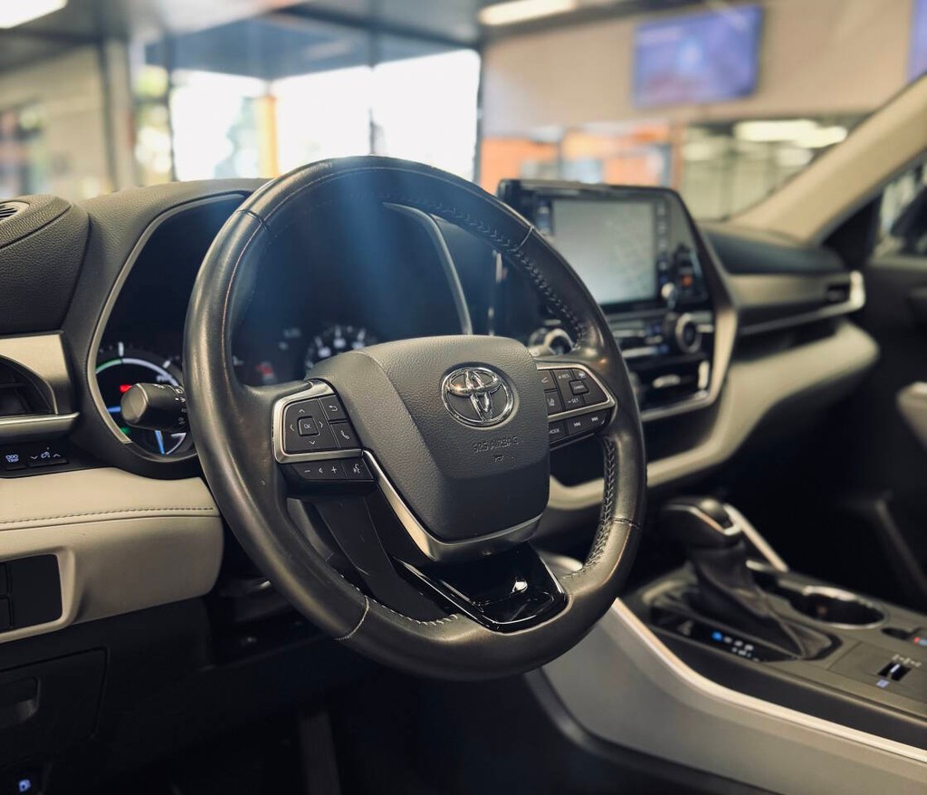 Toyota Highlander Hybrid Vehicle Full-screen Gallery Image 12