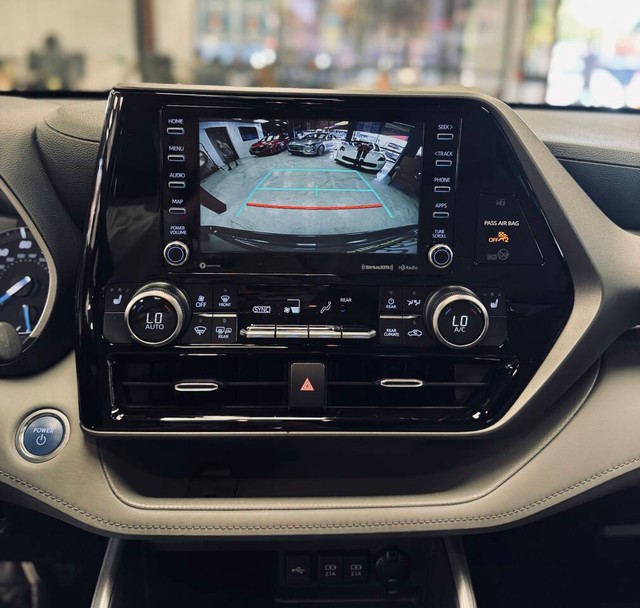 Toyota Highlander Hybrid Vehicle Full-screen Gallery Image 10