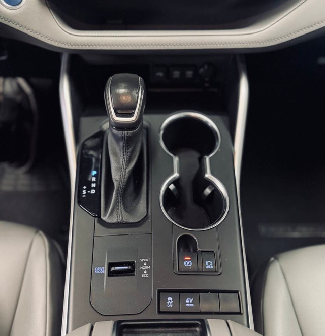 Toyota Highlander Hybrid Vehicle Full-screen Gallery Image 13