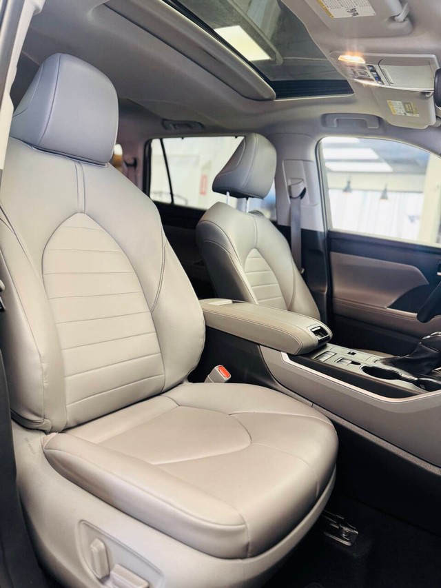 Toyota Highlander Hybrid Vehicle Full-screen Gallery Image 14