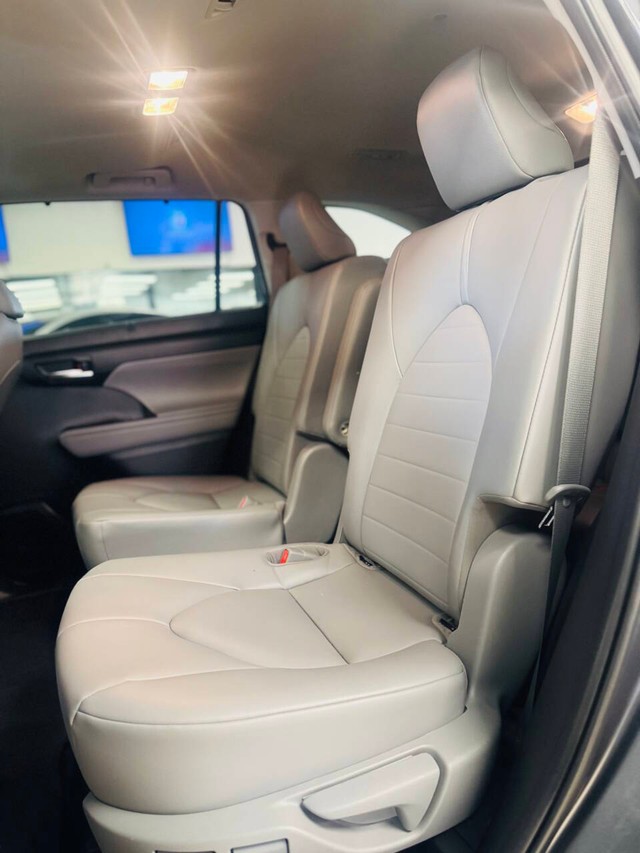 Toyota Highlander Hybrid Vehicle Full-screen Gallery Image 15