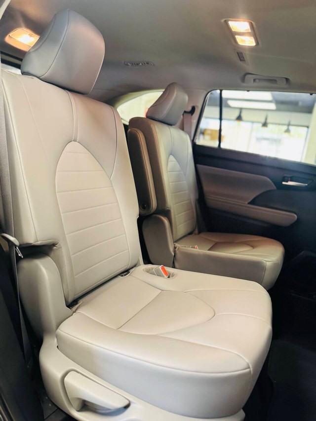 Toyota Highlander Hybrid Vehicle Full-screen Gallery Image 16