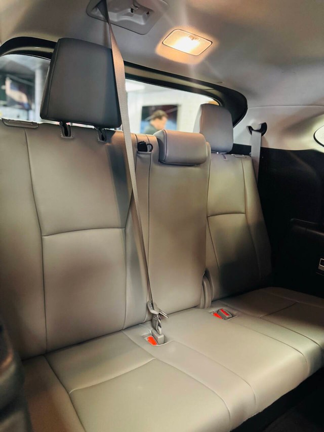 Toyota Highlander Hybrid Vehicle Full-screen Gallery Image 17