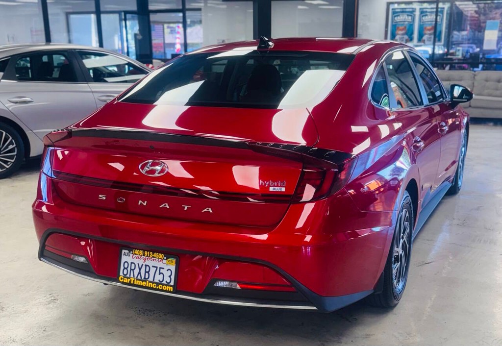 Hyundai Sonata Hybrid Vehicle Full-screen Gallery Image 06