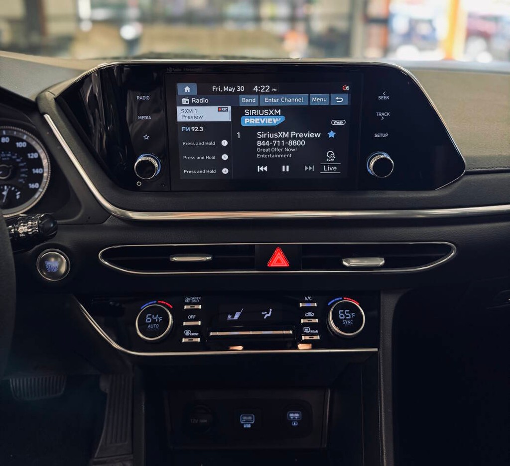 Hyundai Sonata Hybrid Vehicle Full-screen Gallery Image 11