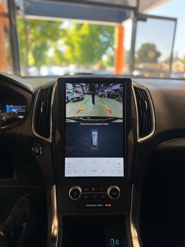 Ford Edge Vehicle Full-screen Gallery Image 12