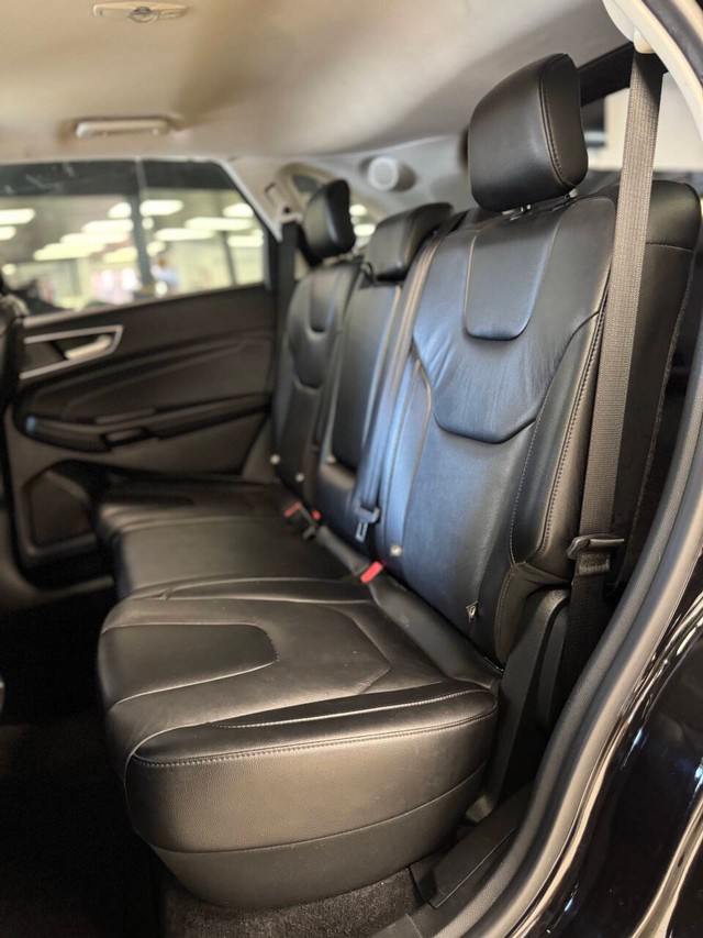 Ford Edge Vehicle Full-screen Gallery Image 14