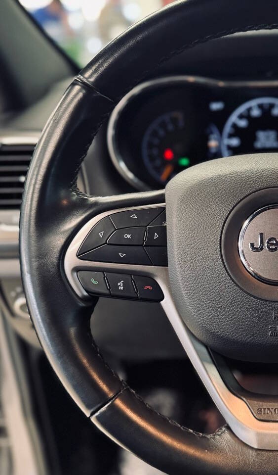 Jeep Grand Cherokee Vehicle Full-screen Gallery Image 09