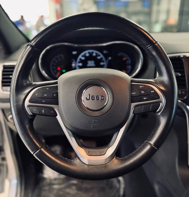 Jeep Grand Cherokee Vehicle Full-screen Gallery Image 10