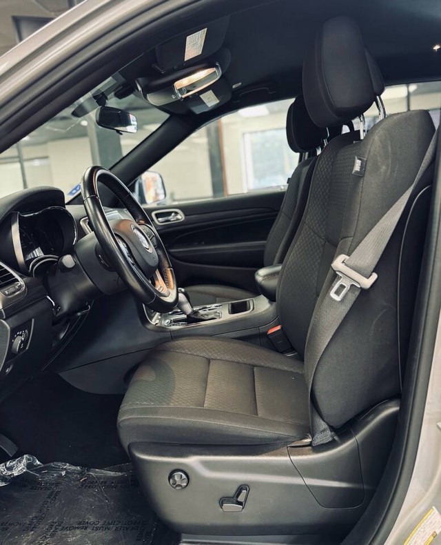 Jeep Grand Cherokee Vehicle Full-screen Gallery Image 16