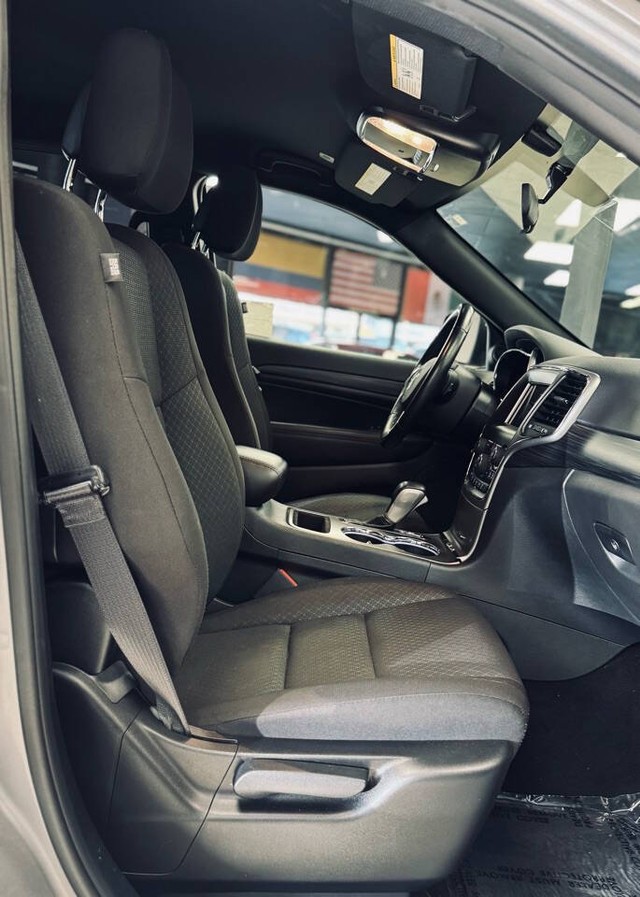 Jeep Grand Cherokee Vehicle Full-screen Gallery Image 17